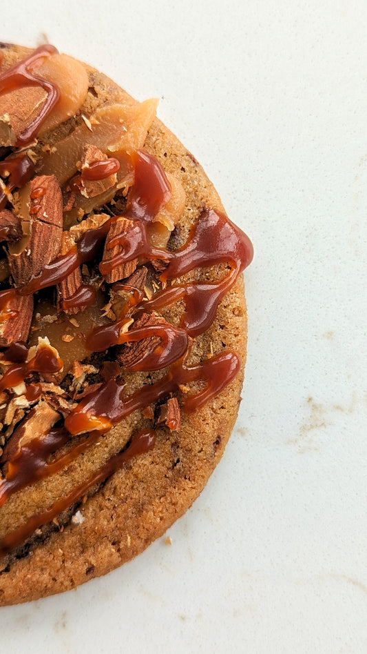 Chocolat noir, caramel au beurre salé et amandes grillées (boîte de 6)